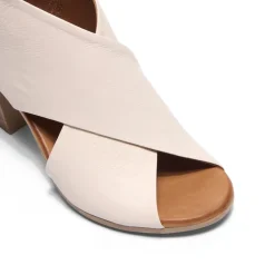 Piacere Off-White Leather Crossover Sandals<Carl Scarpa Online